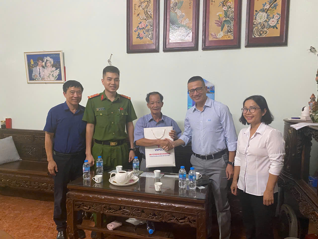 VNPOLY thăm hỏi, tặng quà gia đình thương binh, liệt sĩ