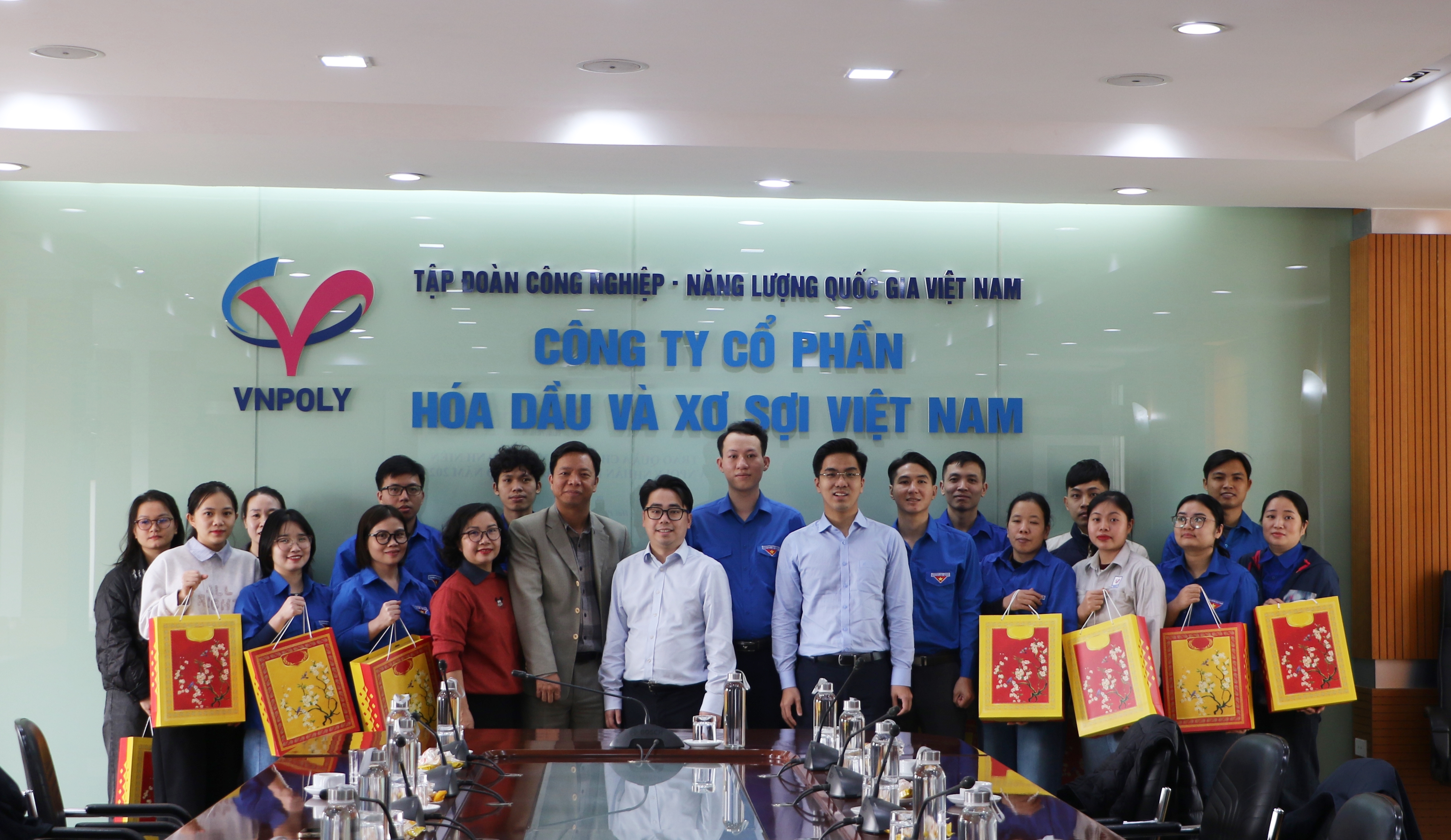 Đoàn Thanh niên Petrovietnam thăm, tặng quà đoàn viên thanh niên VNPOLY nhân dịp Tết Nguyên đán Bính Ngọ 2026